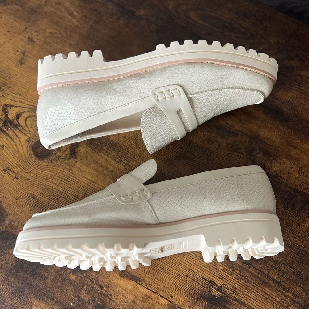 Dolce Vita Elias Flat Embossed Leather Loafer in Ivory. Size 10. New! - Picture 4 of 14